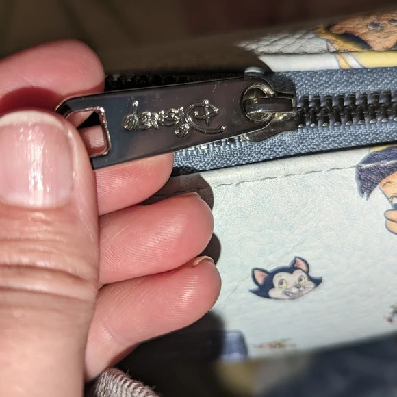 Disney - Picture 4 of 7